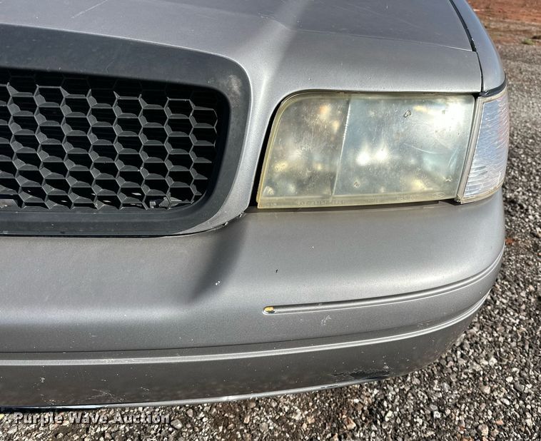 image for item NQ9507 2004 Ford Crown Victoria Police Interceptor