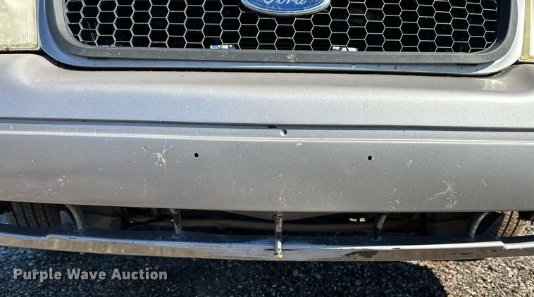 image for item NQ9507 2004 Ford Crown Victoria Police Interceptor