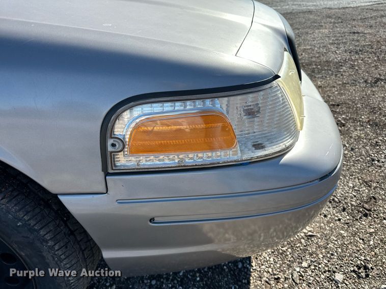 image for item NQ9507 2004 Ford Crown Victoria Police Interceptor