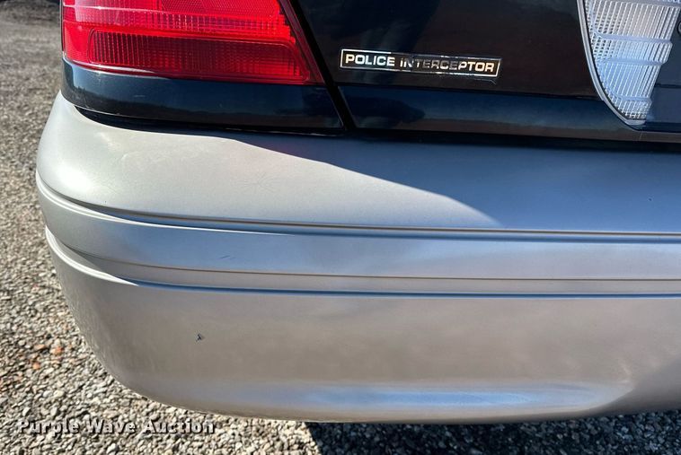 image for item NQ9507 2004 Ford Crown Victoria Police Interceptor