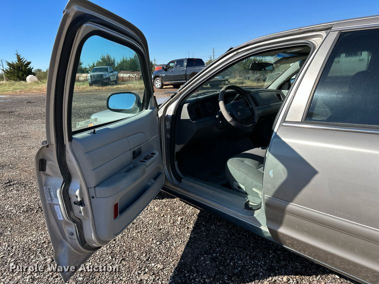 image for item NQ9507 2004 Ford Crown Victoria Police Interceptor