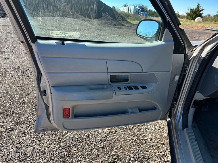 image for item NQ9507 2004 Ford Crown Victoria Police Interceptor