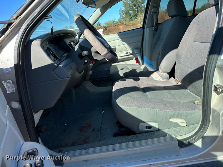 image for item NQ9507 2004 Ford Crown Victoria Police Interceptor