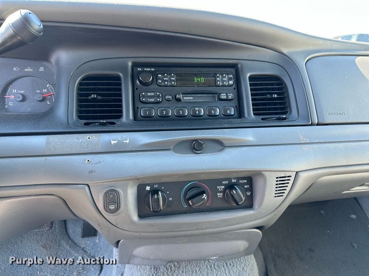 image for item NQ9507 2004 Ford Crown Victoria Police Interceptor