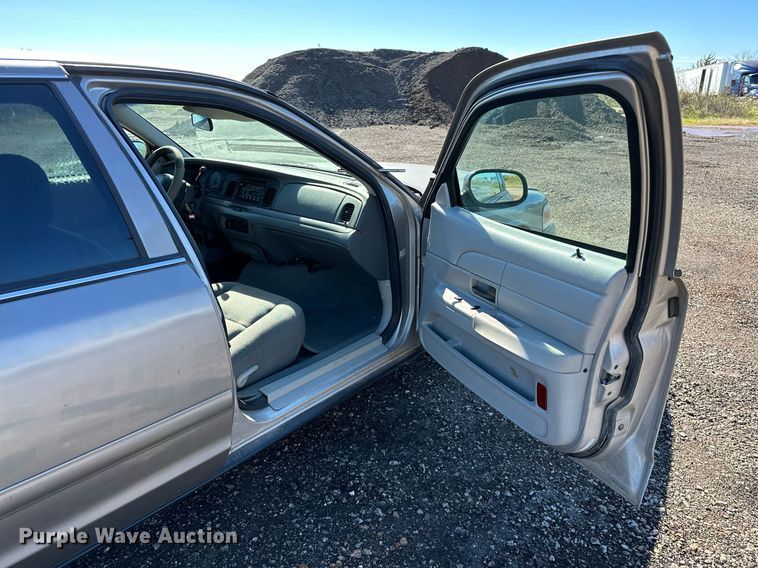 image for item NQ9507 2004 Ford Crown Victoria Police Interceptor