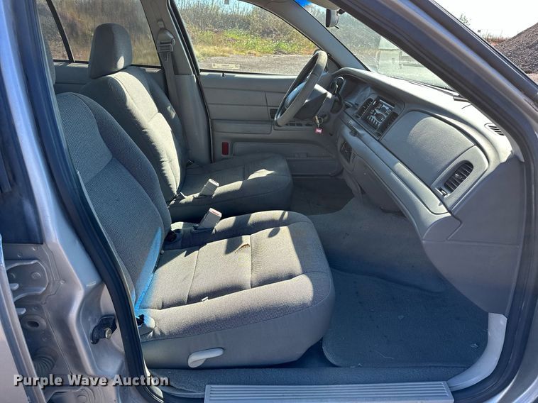 image for item NQ9507 2004 Ford Crown Victoria Police Interceptor