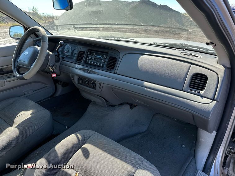 image for item NQ9507 2004 Ford Crown Victoria Police Interceptor