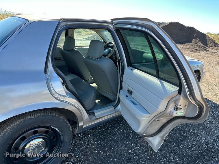 image for item NQ9507 2004 Ford Crown Victoria Police Interceptor