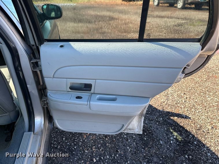 image for item NQ9507 2004 Ford Crown Victoria Police Interceptor