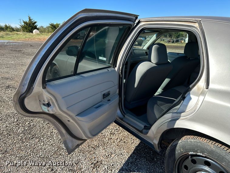 image for item NQ9507 2004 Ford Crown Victoria Police Interceptor