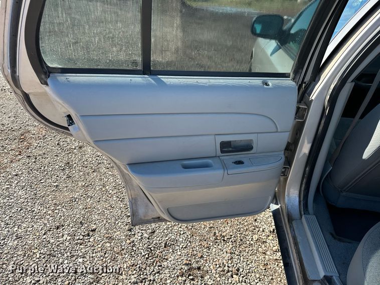 image for item NQ9507 2004 Ford Crown Victoria Police Interceptor