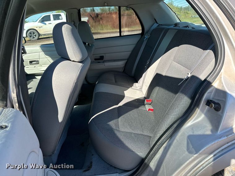 image for item NQ9507 2004 Ford Crown Victoria Police Interceptor