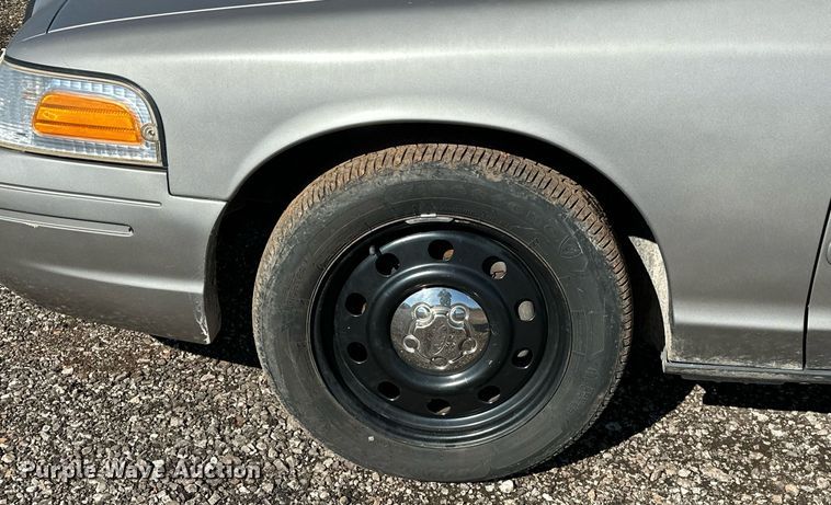 image for item NQ9507 2004 Ford Crown Victoria Police Interceptor