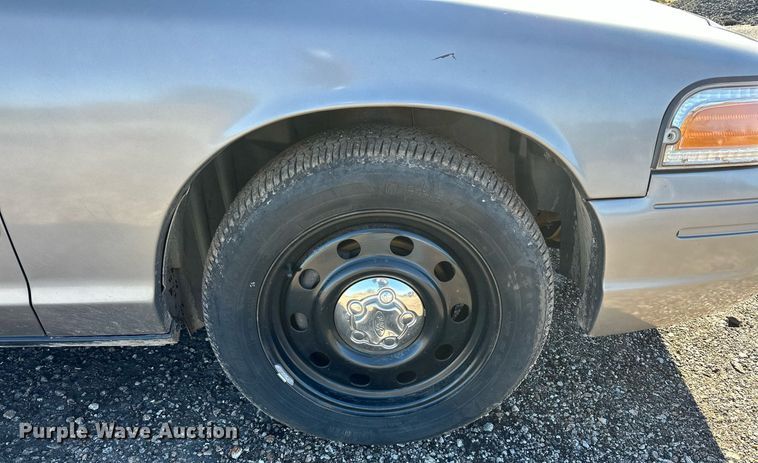 image for item NQ9507 2004 Ford Crown Victoria Police Interceptor