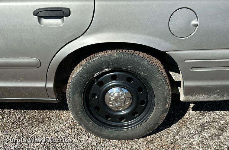 image for item NQ9507 2004 Ford Crown Victoria Police Interceptor