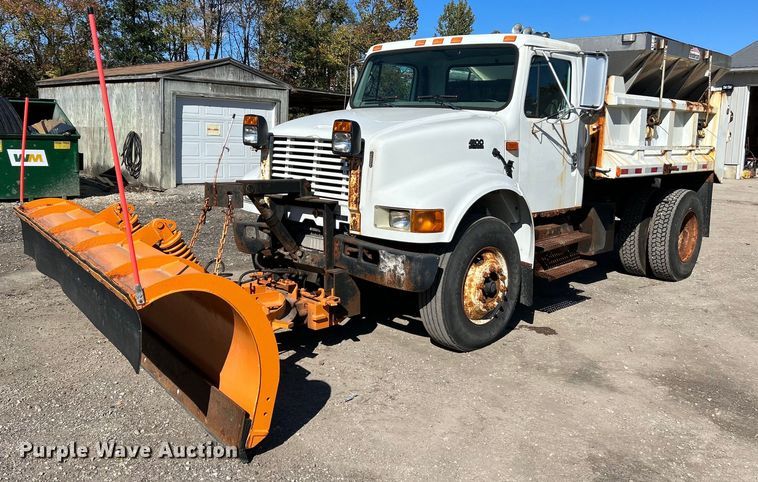 image for item NQ9974 2001 International 4900  dump truck