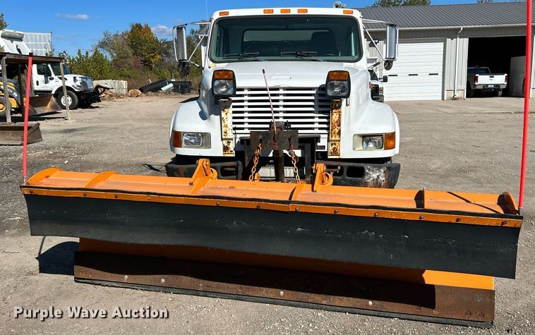 image for item NQ9974 2001 International 4900  dump truck