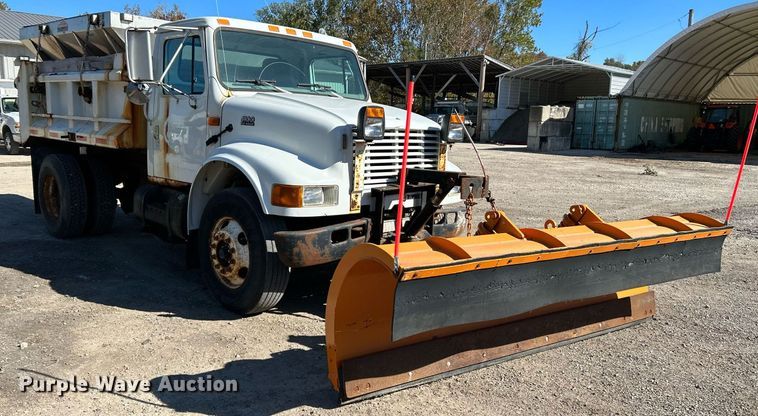 image for item NQ9974 2001 International 4900  dump truck