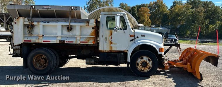 image for item NQ9974 2001 International 4900  dump truck