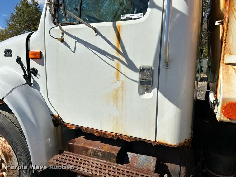 image for item NQ9974 2001 International 4900  dump truck