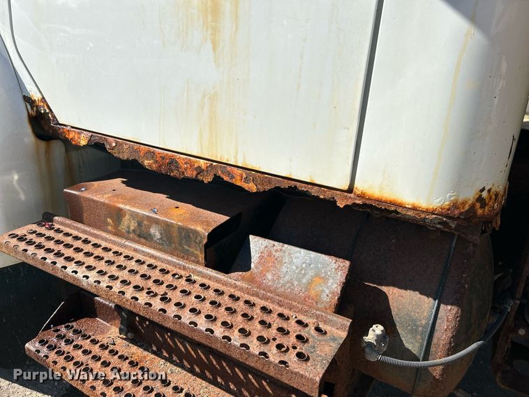 image for item NQ9974 2001 International 4900  dump truck