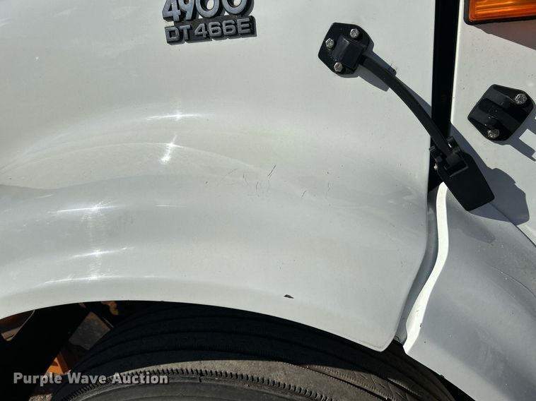 image for item NQ9974 2001 International 4900  dump truck