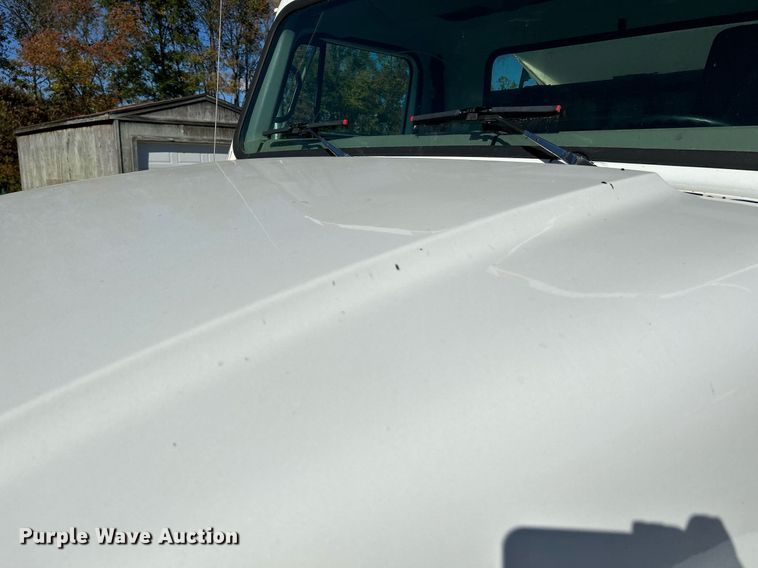 image for item NQ9974 2001 International 4900  dump truck