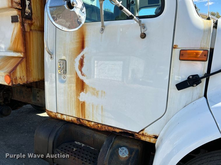 image for item NQ9974 2001 International 4900  dump truck