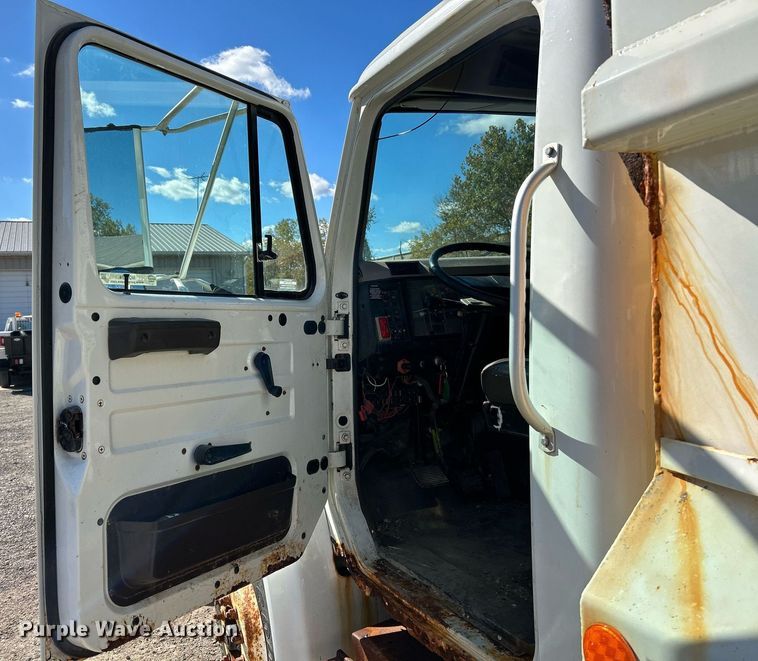 image for item NQ9974 2001 International 4900  dump truck