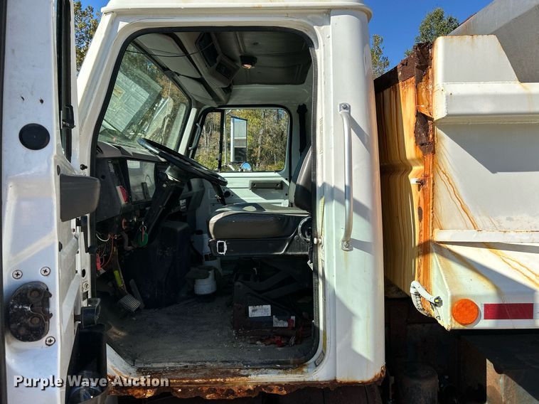 image for item NQ9974 2001 International 4900  dump truck