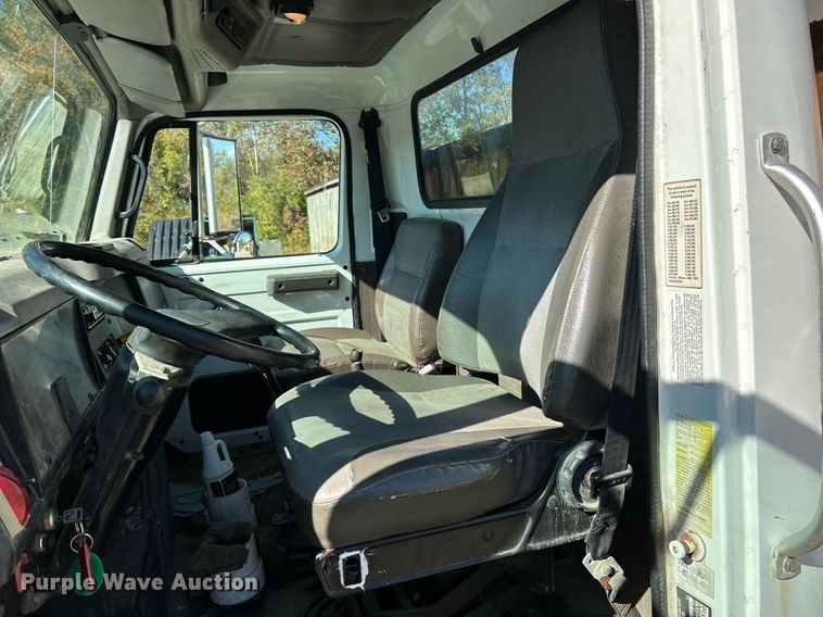 image for item NQ9974 2001 International 4900  dump truck