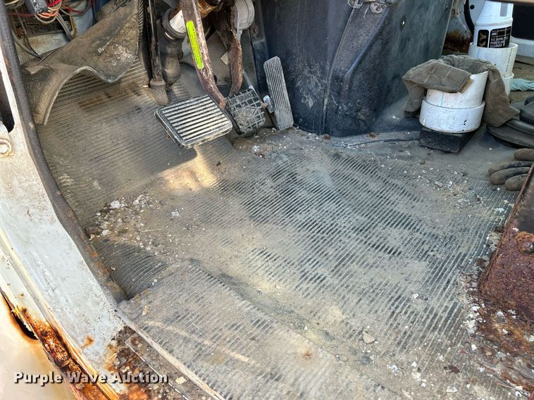 image for item NQ9974 2001 International 4900  dump truck