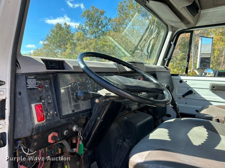 image for item NQ9974 2001 International 4900  dump truck