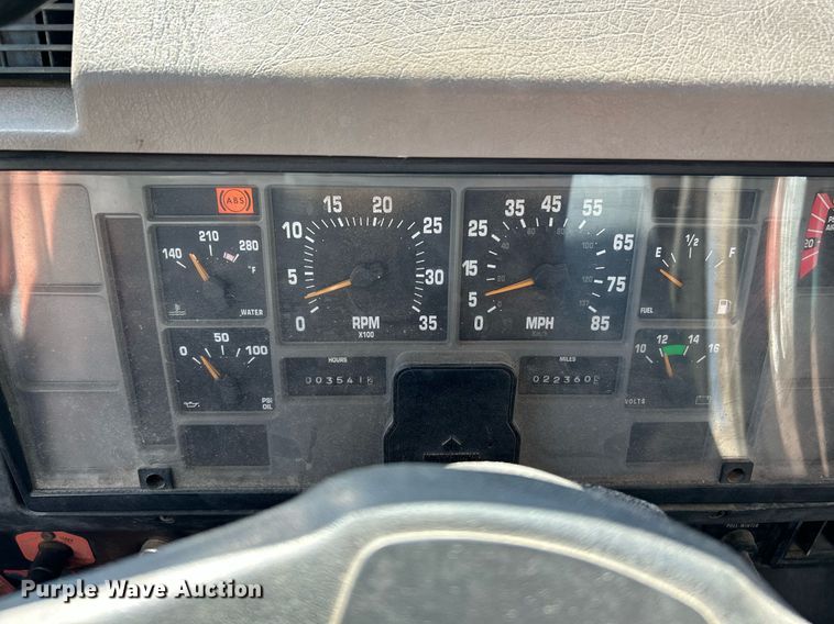 image for item NQ9974 2001 International 4900  dump truck