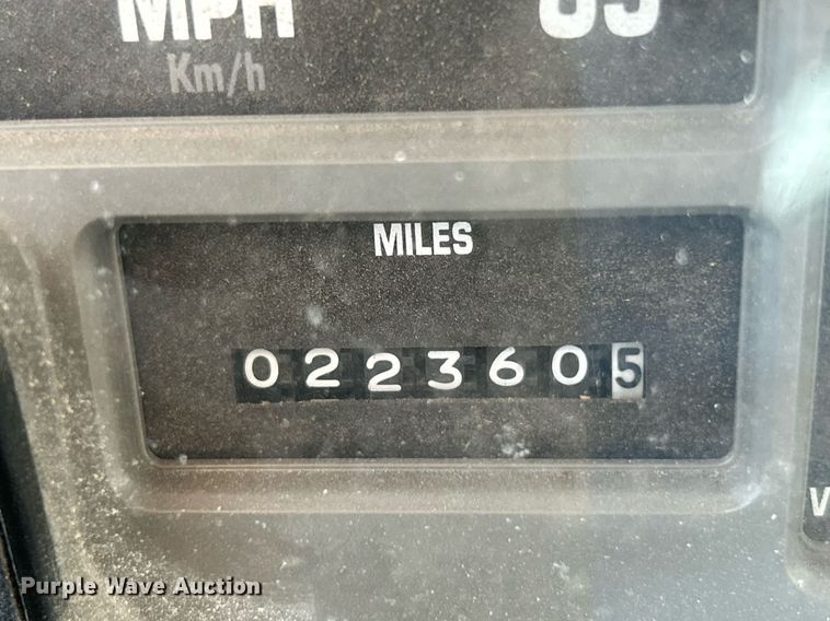 image for item NQ9974 2001 International 4900  dump truck