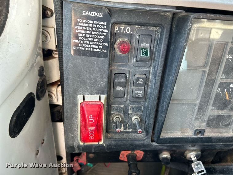 image for item NQ9974 2001 International 4900  dump truck