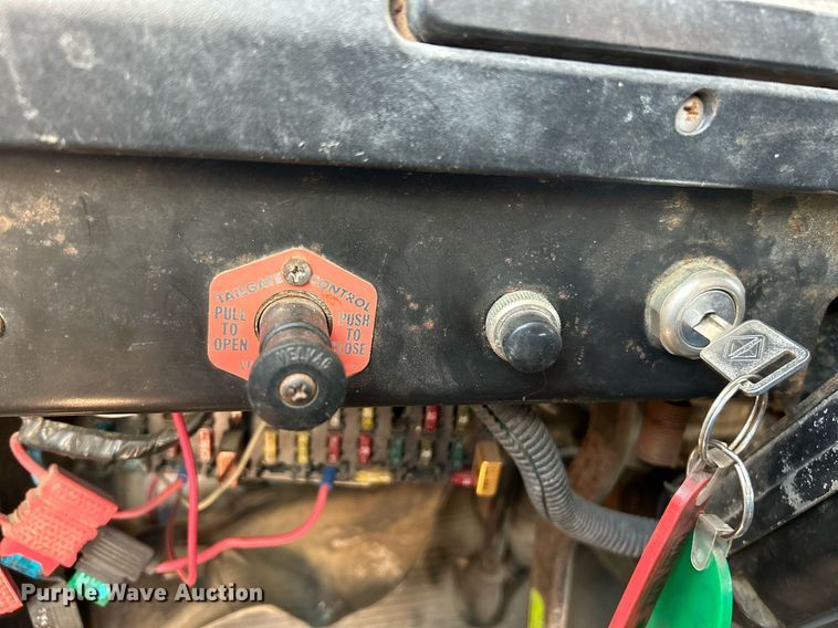 image for item NQ9974 2001 International 4900  dump truck