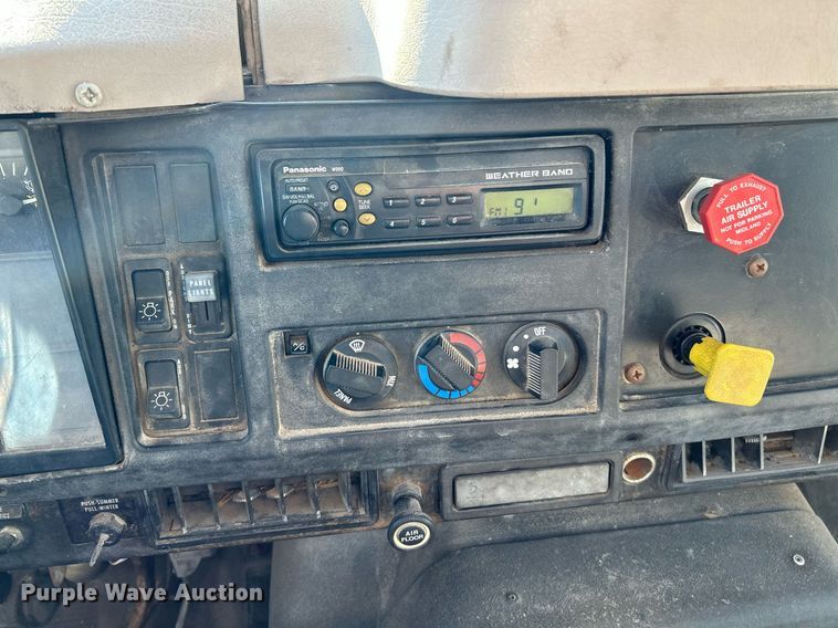 image for item NQ9974 2001 International 4900  dump truck