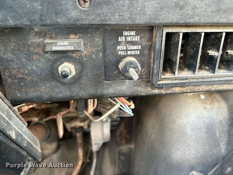 image for item NQ9974 2001 International 4900  dump truck