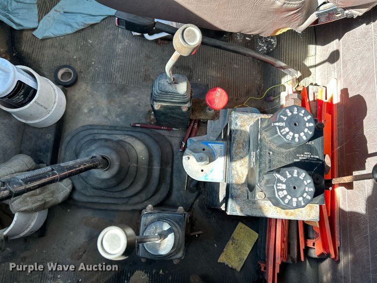 image for item NQ9974 2001 International 4900  dump truck