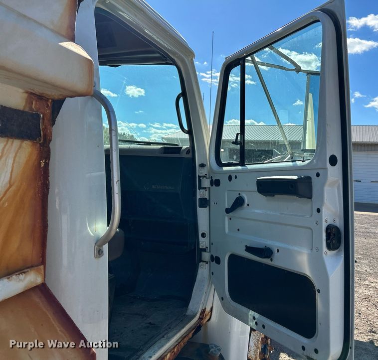 image for item NQ9974 2001 International 4900  dump truck