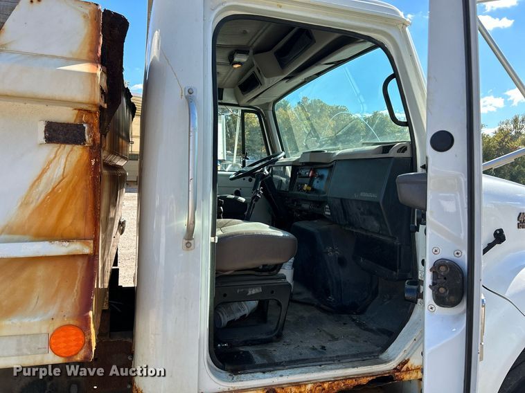 image for item NQ9974 2001 International 4900  dump truck