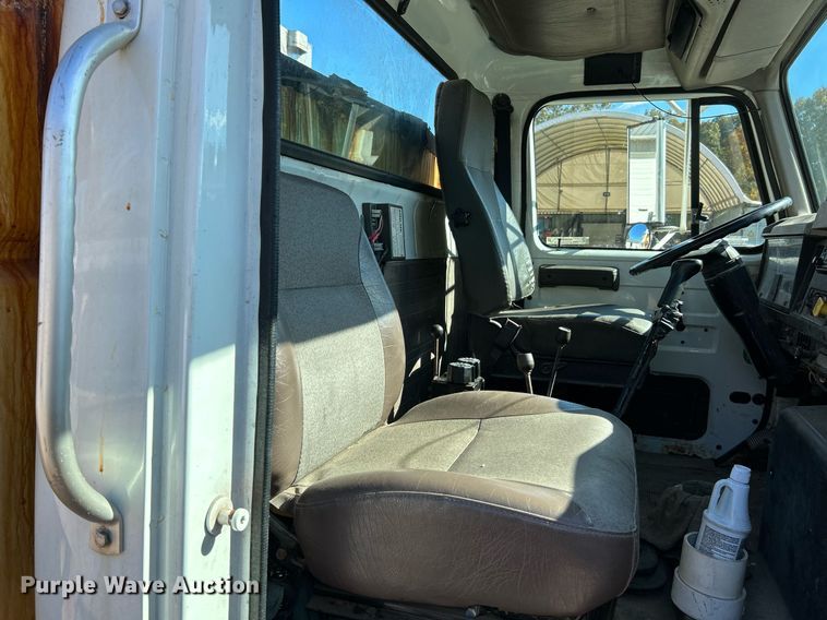 image for item NQ9974 2001 International 4900  dump truck