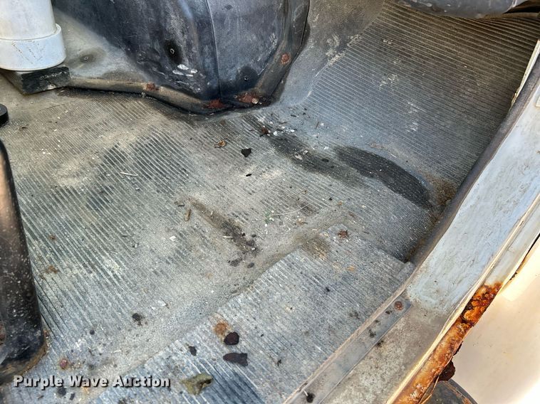 image for item NQ9974 2001 International 4900  dump truck