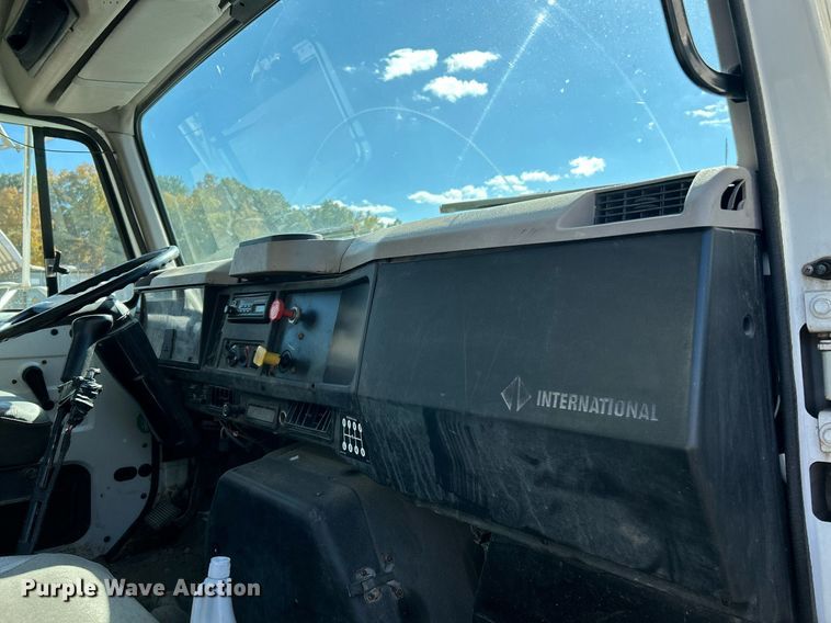 image for item NQ9974 2001 International 4900  dump truck