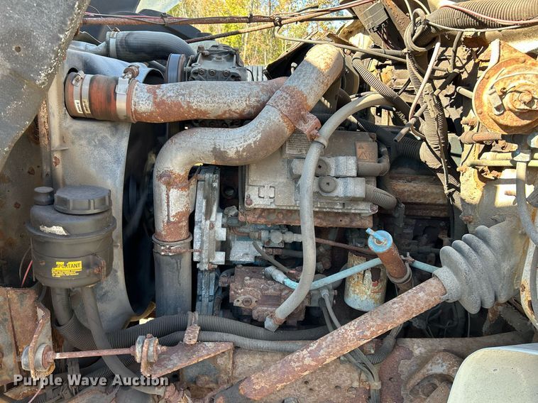 image for item NQ9974 2001 International 4900  dump truck