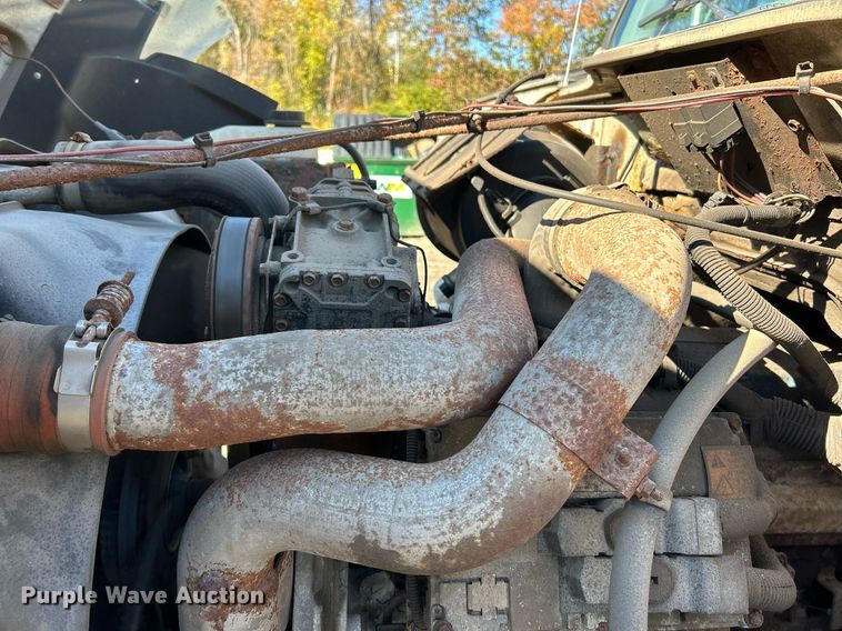 image for item NQ9974 2001 International 4900  dump truck