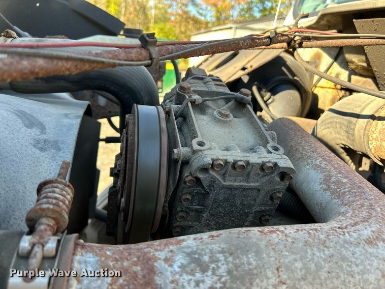 image for item NQ9974 2001 International 4900  dump truck