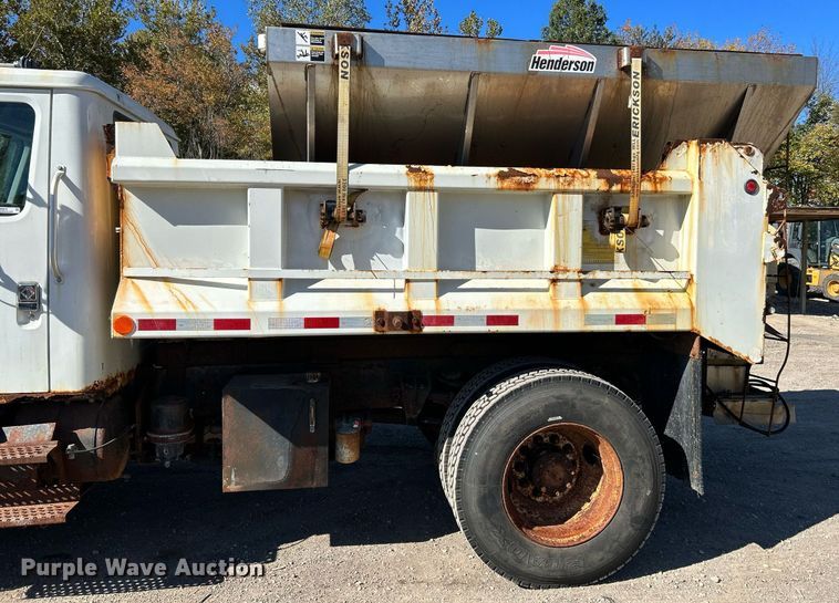 image for item NQ9974 2001 International 4900  dump truck