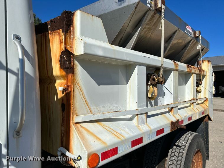 image for item NQ9974 2001 International 4900  dump truck